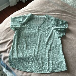 Cute green and white leopard print top size small